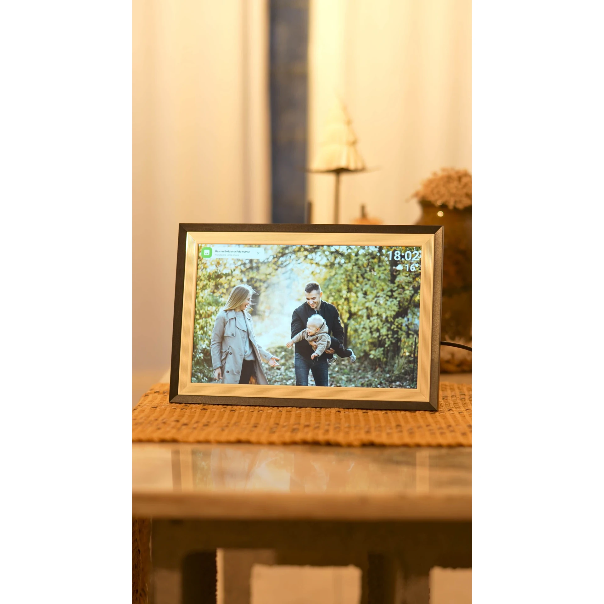 Pantalla encendida con foto de familia